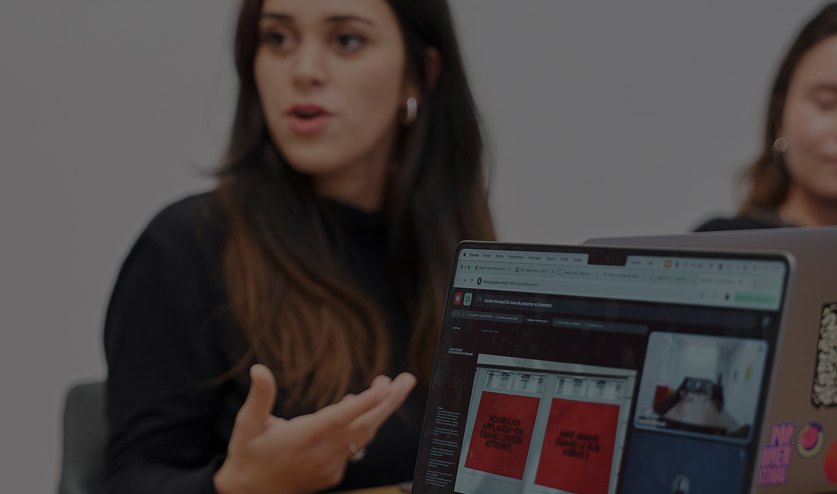 Presentation d'une stratégie de communication dans une agence creative